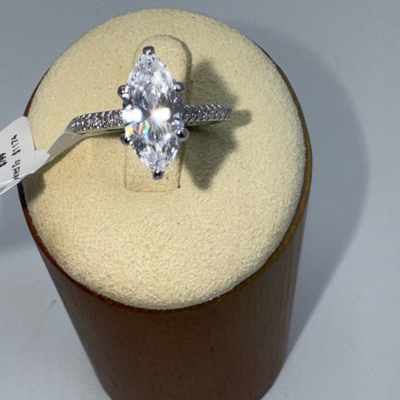 18k 2ct Marquis Ring - Picture 8 of 9